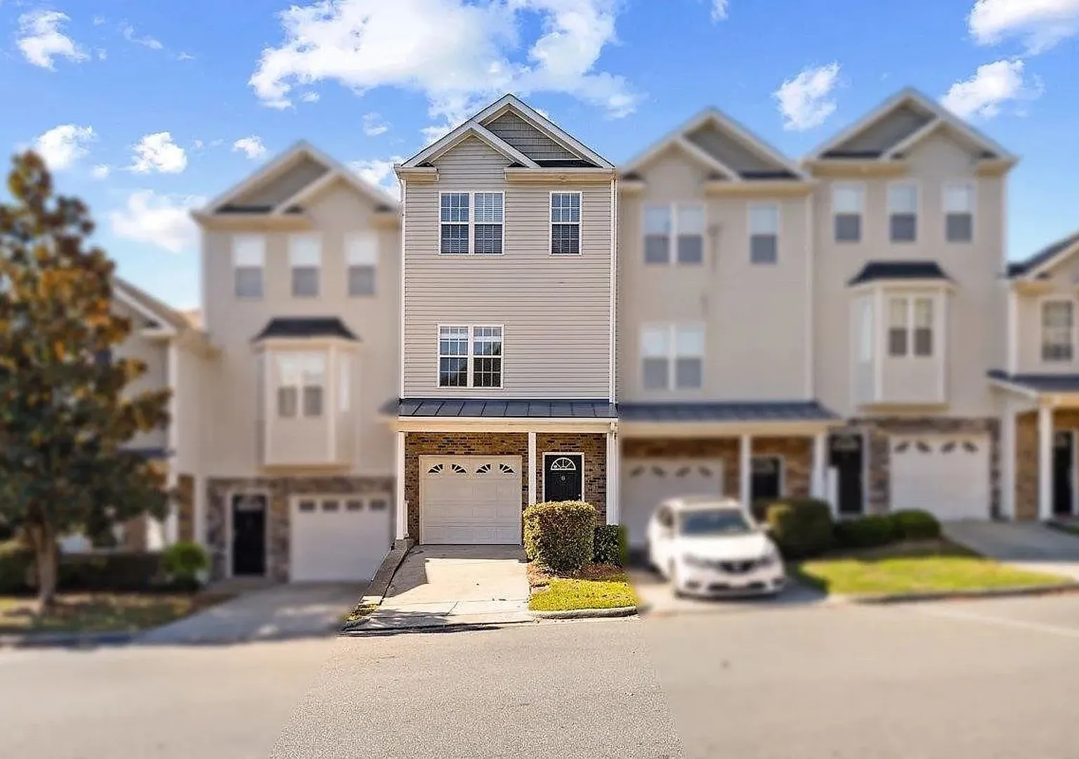 Spacious 3-Bedroom Townhome in Ganyard Farm — Photo 1