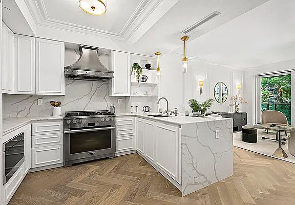 3rd image of 333 E 82nd St #5A