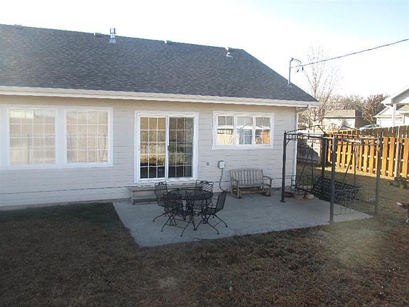 2nd image of 1400 Meadow Ln