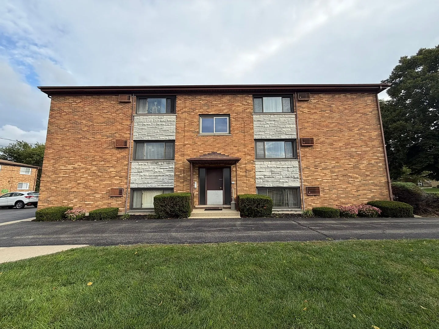 2 bed, 737 sqft, $1,600 — Photo 2