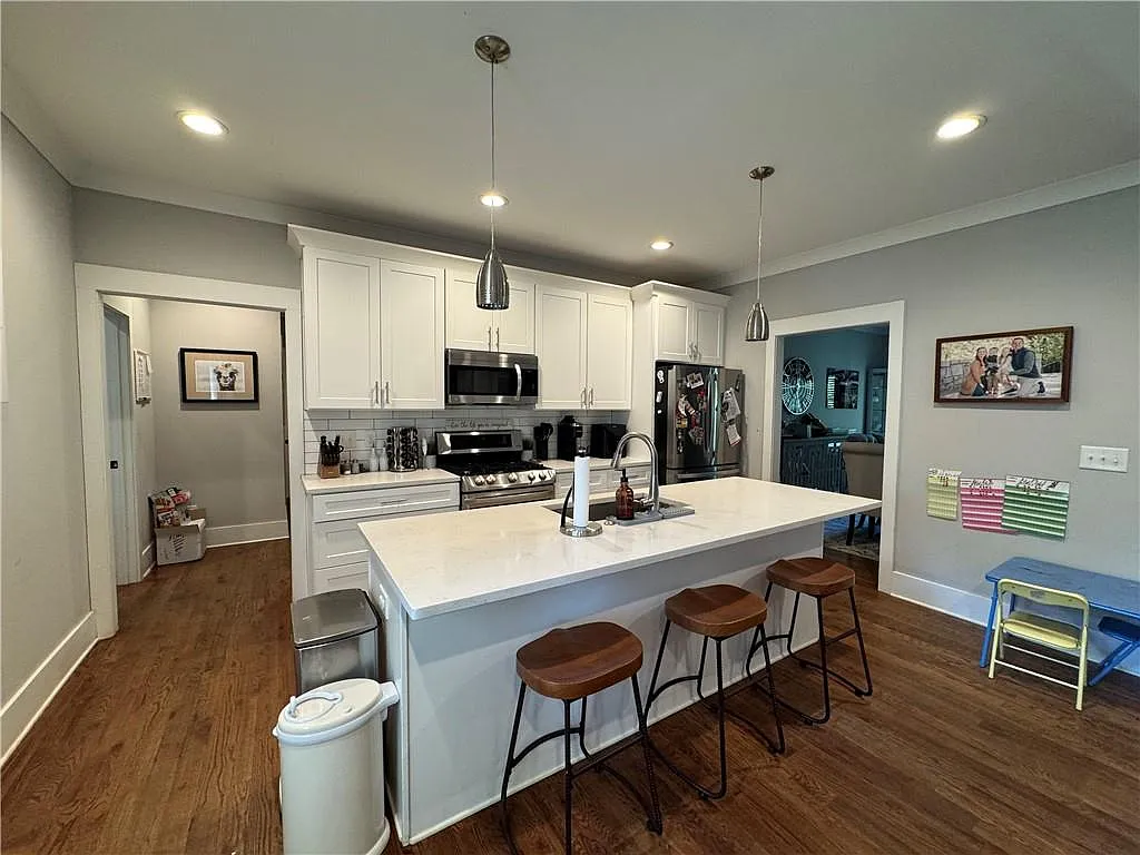 5 bed, 3.0 bath, 3300 sqft, $4,875 — Photo 3