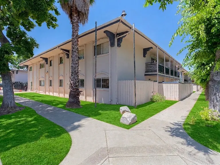 Plaza Estates — Photo 2