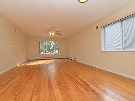 2nd image of 471 Dongan Hills Ave