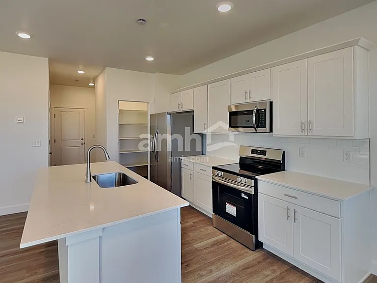10072 Potomac St — Photo 3