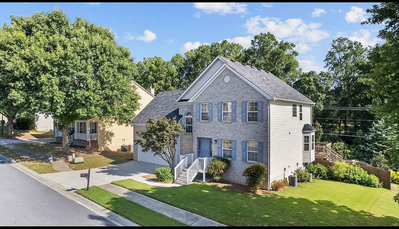 4 bed, 2.5 bath, 2548 sqft, $2,300 — Photo 2