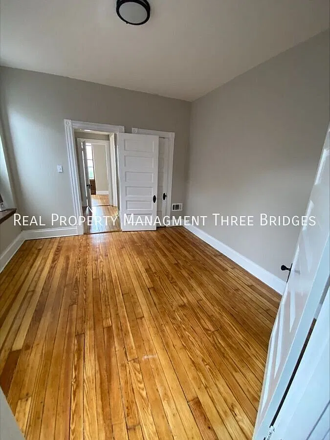 2br/1ba - Upstairs Flat with Bonus Room — Photo 4