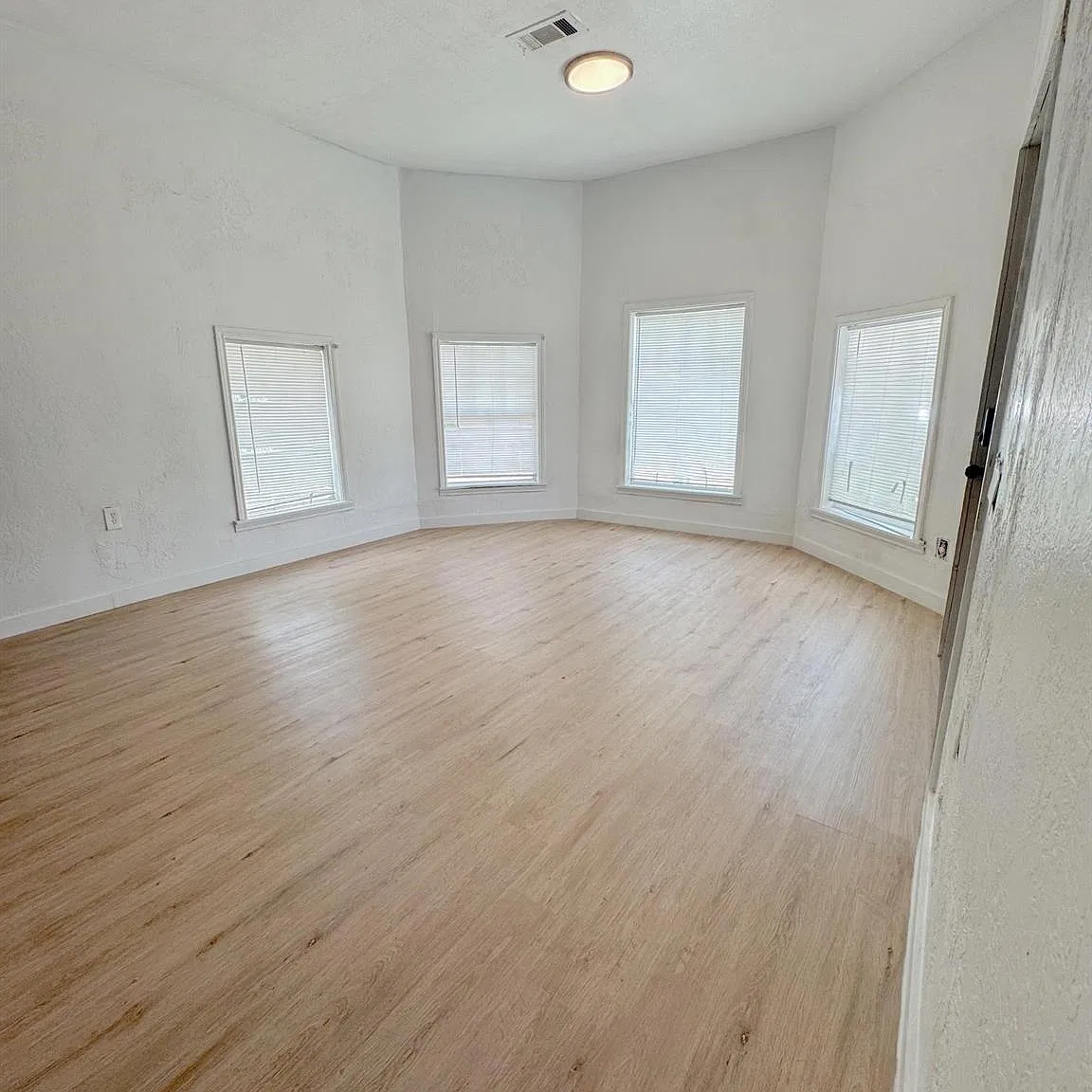 4 bed, 2.0 bath, 1402 sqft, $1,450 — Photo 3