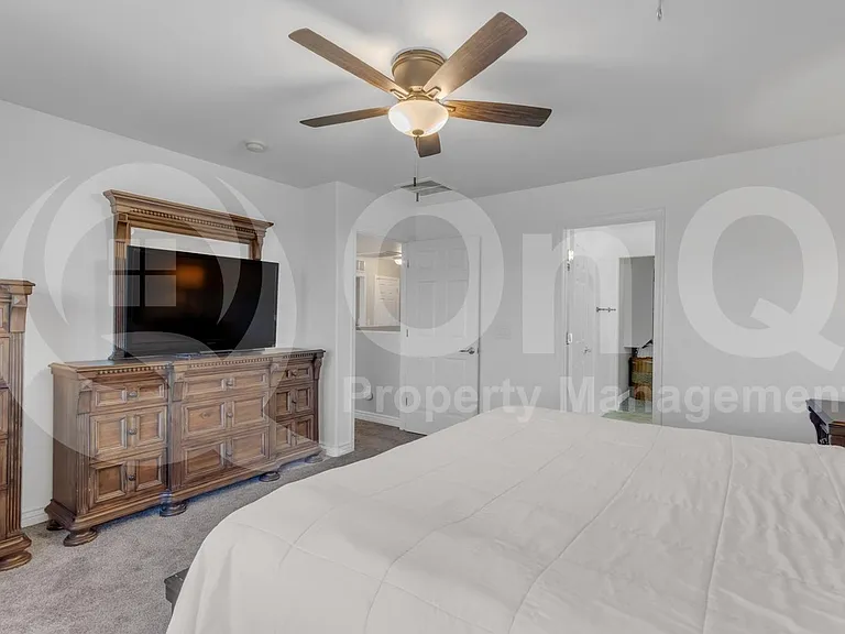 2561 N Hawthorn Dr — Photo 33