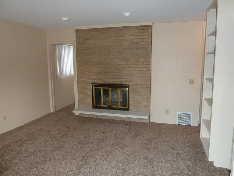 132 Marsh Dr — Photo 2