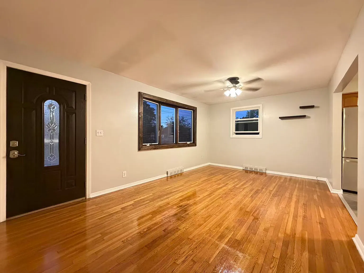 3 bed, 864 sqft, $3,800 — Photo 2