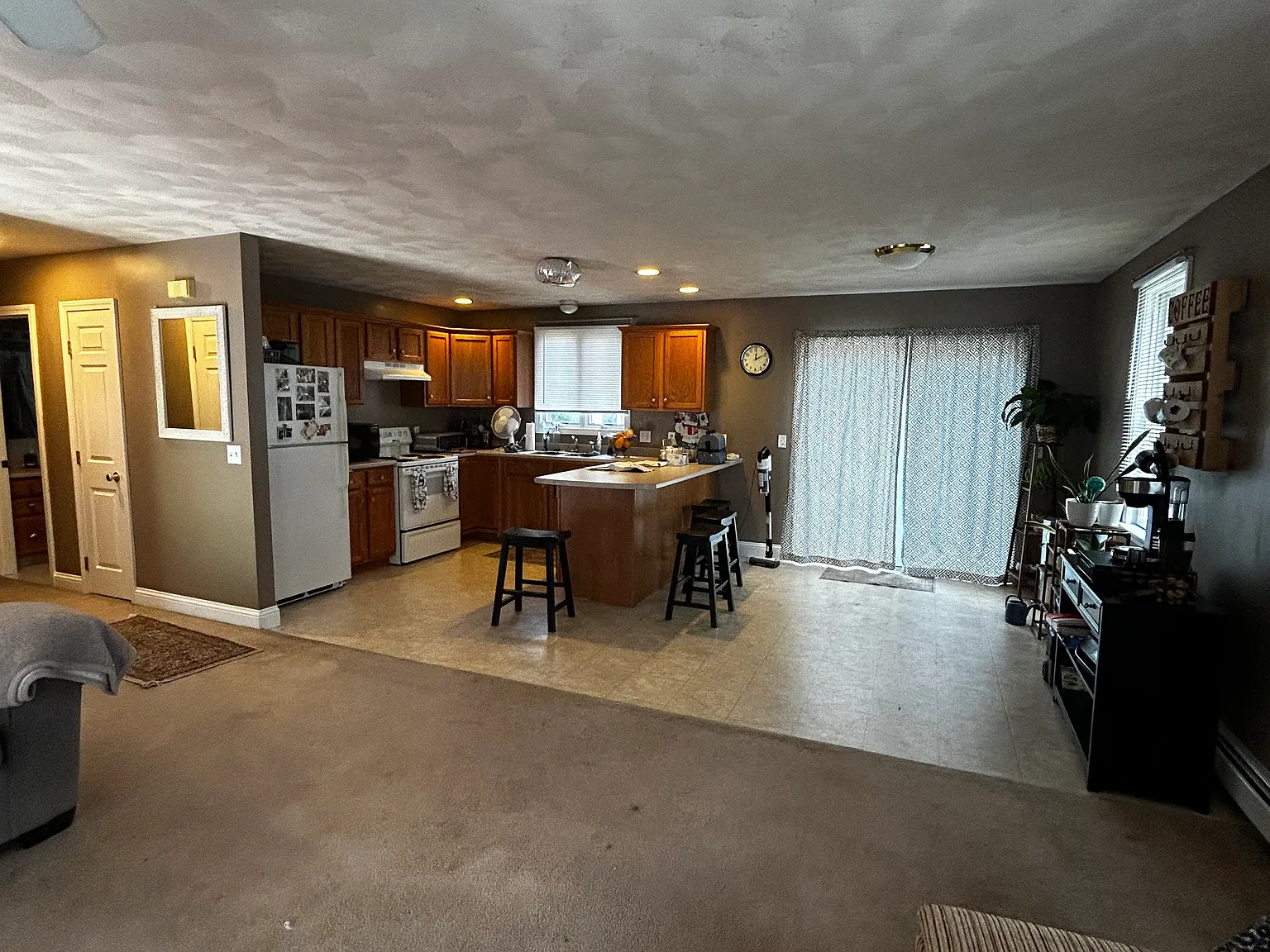 3 bed, 1400 sqft, $3,000 — Photo 2