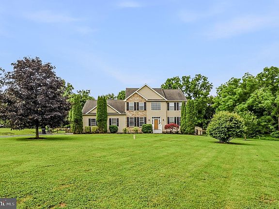 3rd image of 175 Windemere Ln