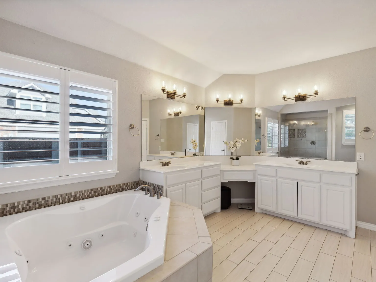 5 bed, 3940 sqft, $5,300 — Photo 2
