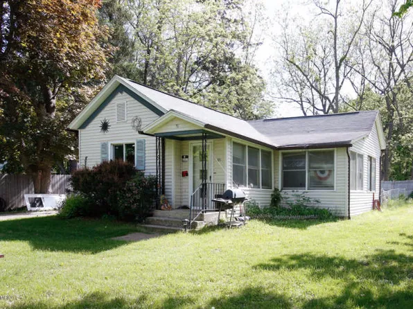 321 S Hamilton St, Lawton, MI 49065