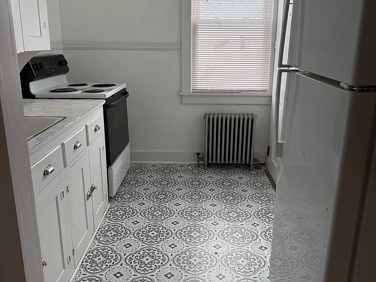 New floor in kitchen and feshly painted cabinets