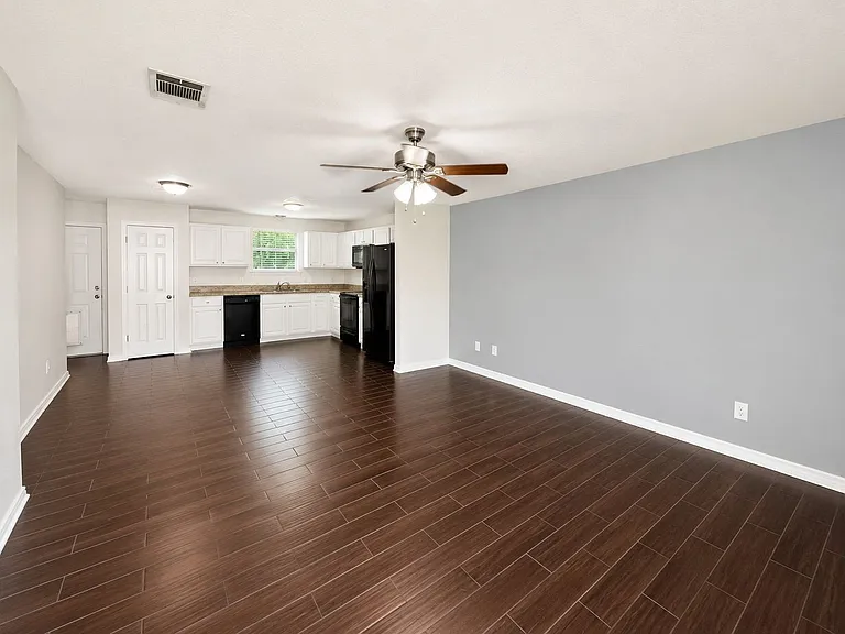 203 W Willow St — Photo 5