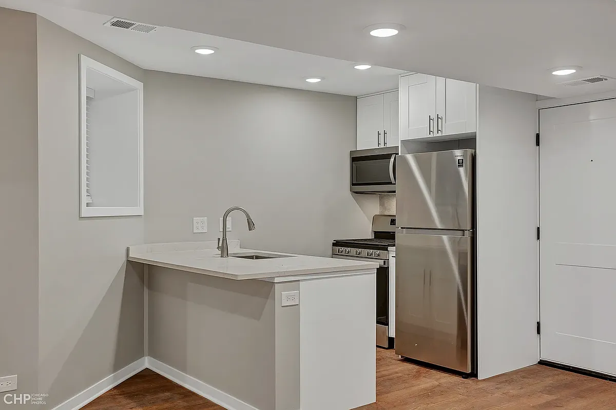 Building Photo - 1348 W Bryn Mawr Ave #G