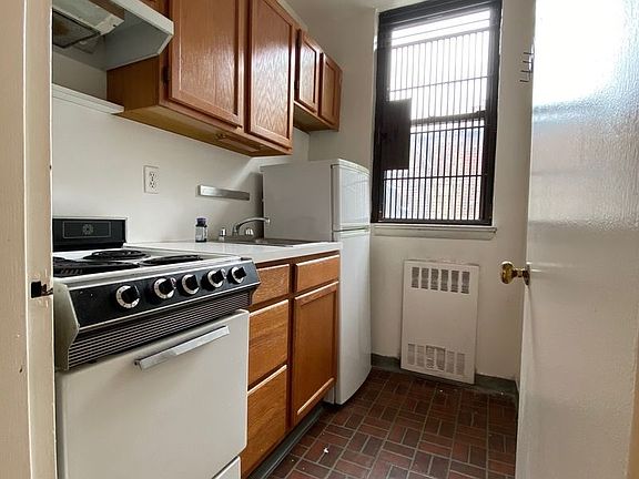 2nd image of 76 Irving Pl APT 5D