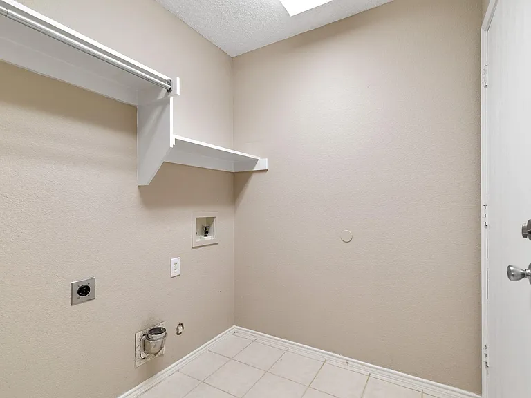 615 Lake Bridge Dr — Photo 6