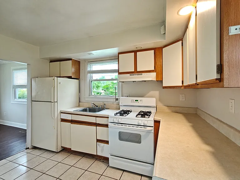 444 Colonial Rd — Photo 8