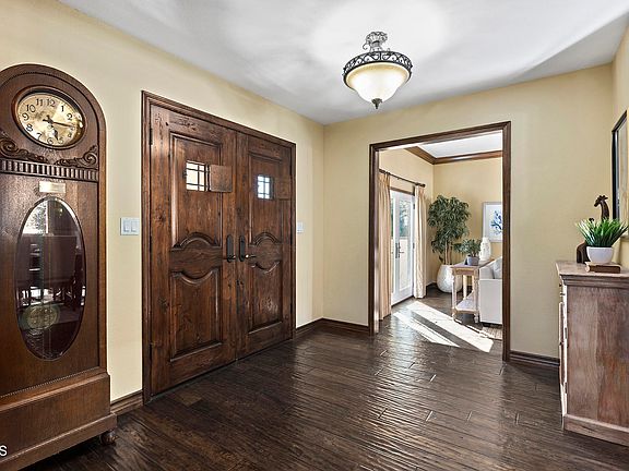 5th image of 1597 Crest Dr