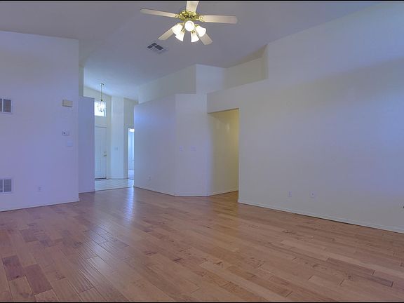 2nd image of 905 Las Aves Pl