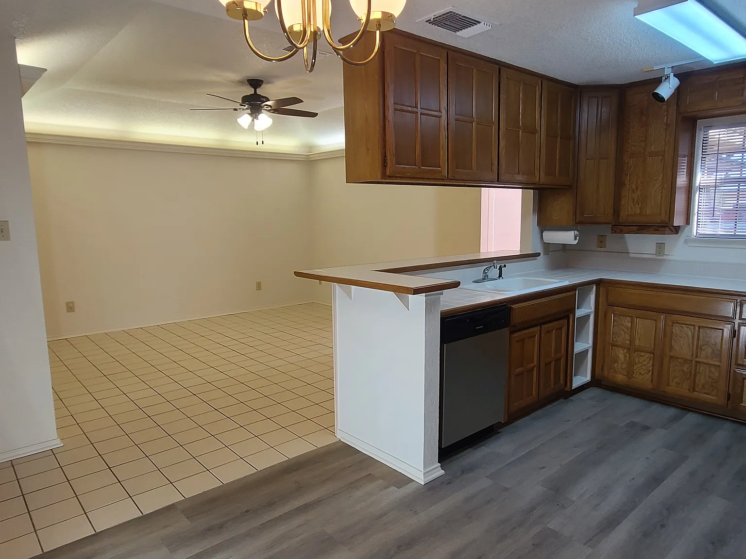 3 bed, 1100 sqft, $1,650 — Photo 1