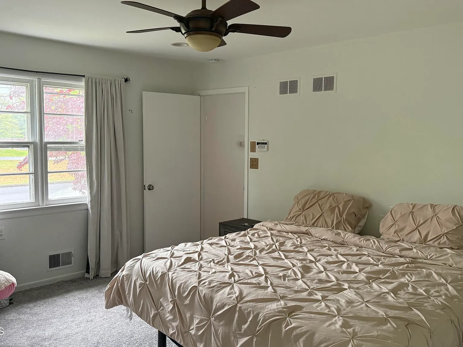 4 bed, 2570 sqft, $4,700 — Photo 2