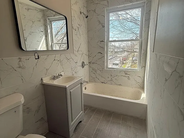 291 W Runyon St #B — Photo 4