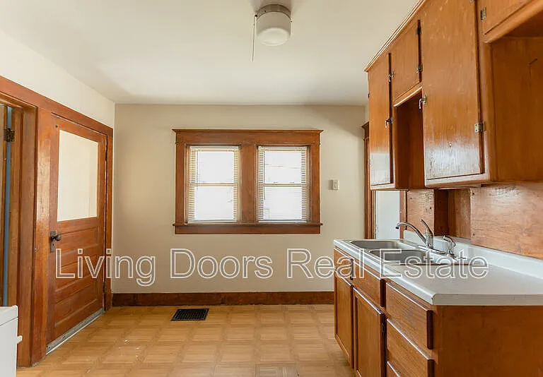 1025 N 8th St — Photo 2