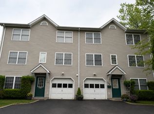 108 Parkview Dr, Teaneck, NJ 07666