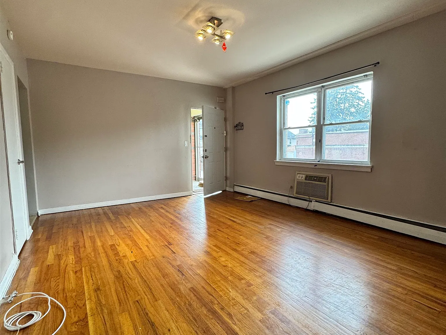 1 bed, 1.0 bath, 500 sqft, $1,800 — Photo 4