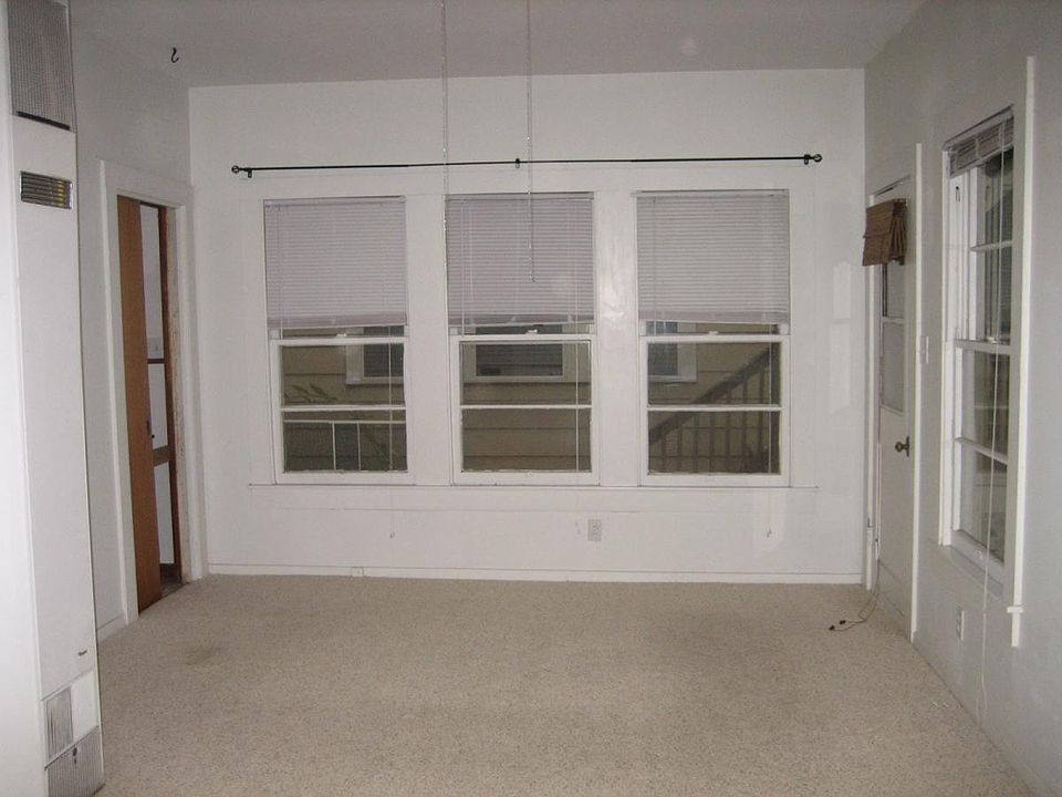 master bedroom, 11x17, carpet 1 yr old