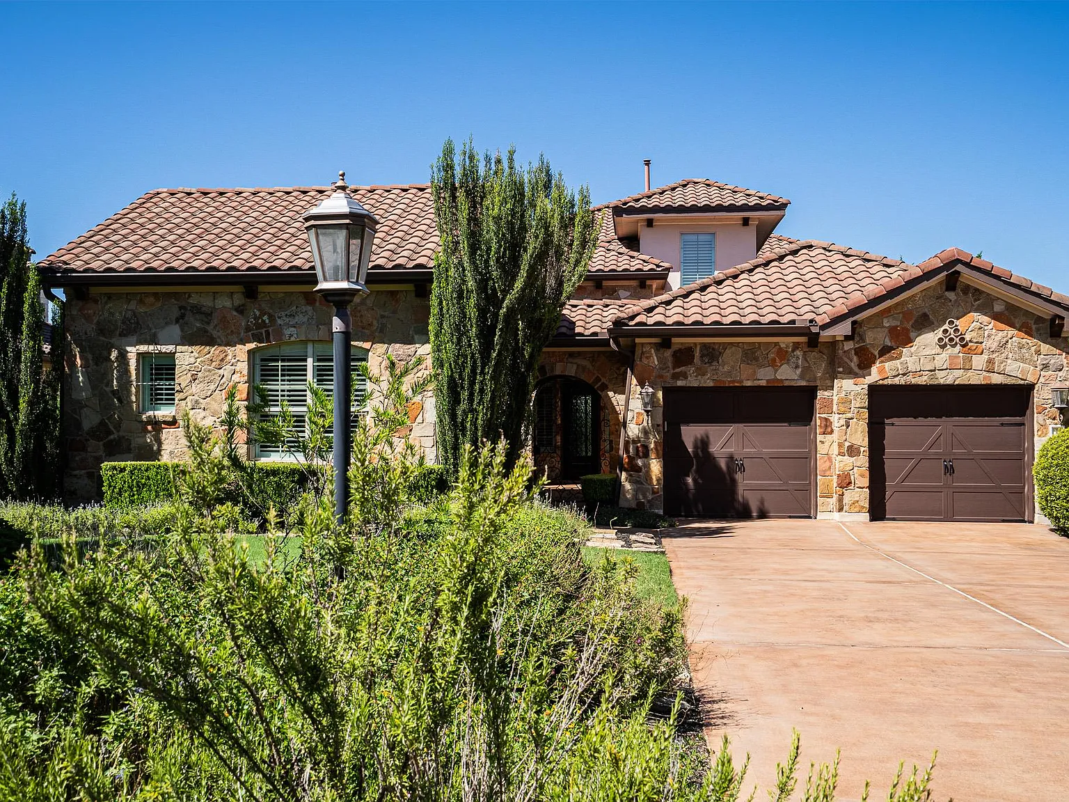 4 bed, 3.5 bath, 3587 sqft, $5,200 — Photo 2