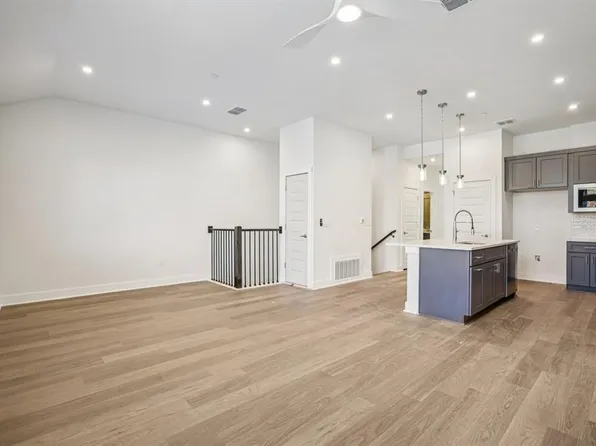 200 W 56th St #8102, Austin, TX 78751