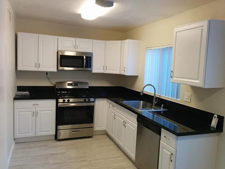 2 bed, 1.5 bath, 900 sqft, $2,015 — Photo 8