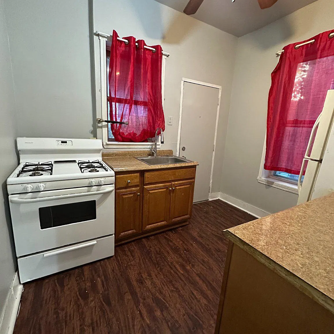 3 bed, 1.0 bath, 1036 sqft, $1,300 — Photo 3