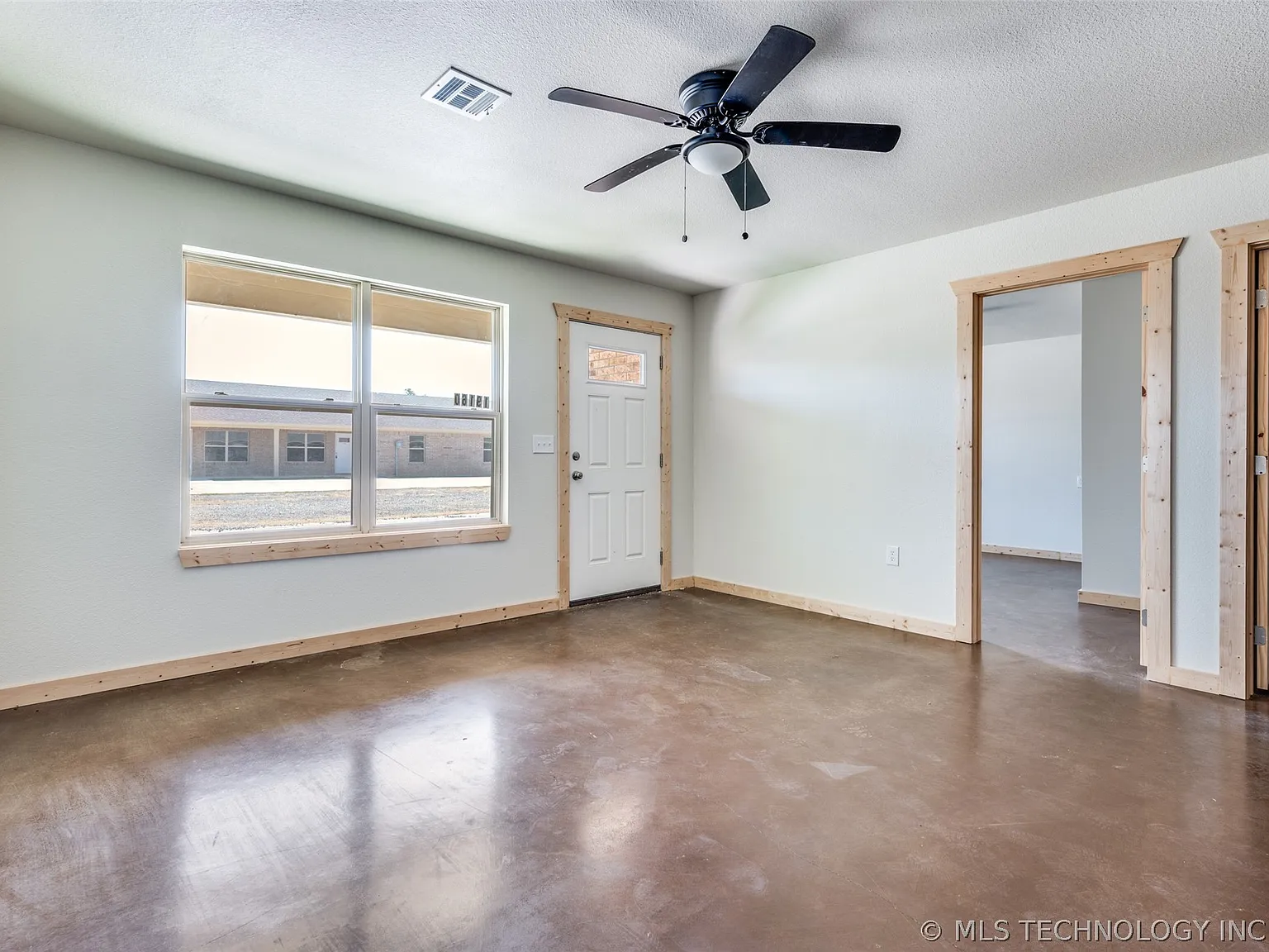 3 bed, 1.0 bath, 1244 sqft, $1,075 — Photo 4