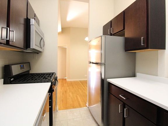 4th image of 418 W Belden Ave APT 2W