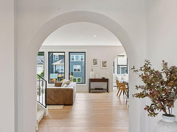 3rd image of 4672 Meadowview Ln