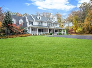 1 Deering Ct, Laurel Hollow, NY 11791