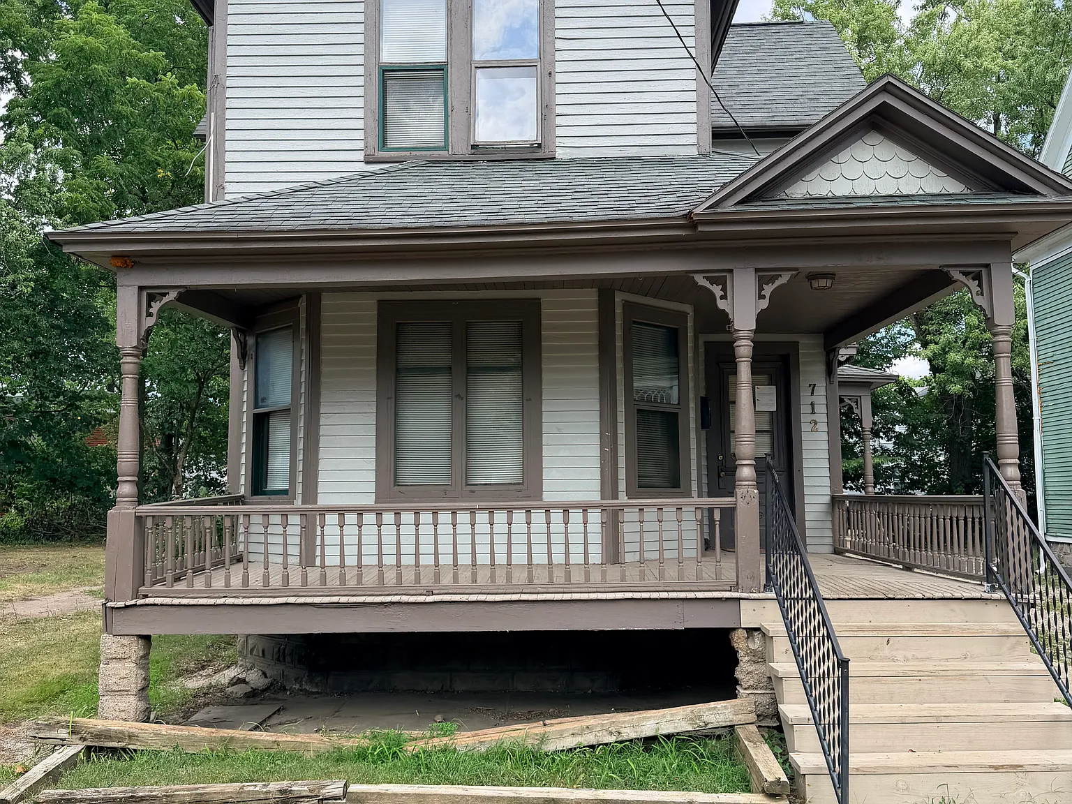 5 bed, 2500 sqft, $2,200 — Photo 1