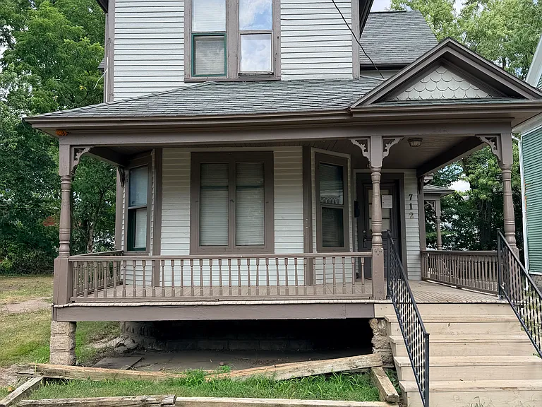 712 W Walnut St — Photo 1