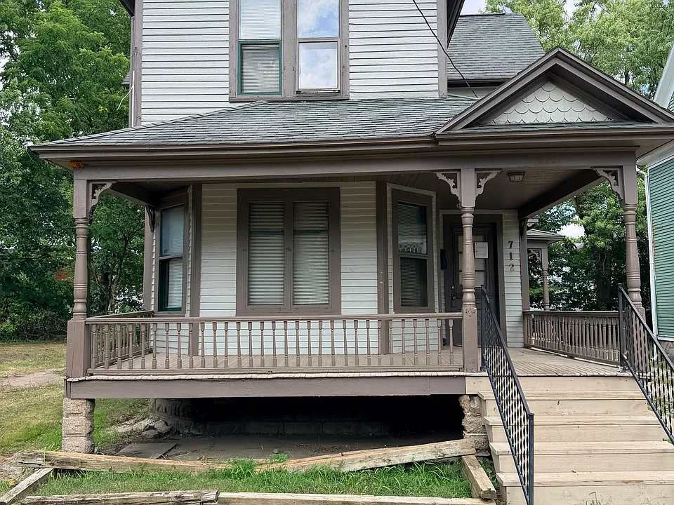 712 W Walnut St