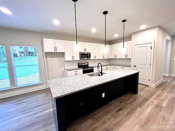 3rd image of 230 Chestnut Ln