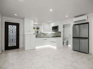 18841 Collins St, Tarzana, CA 91356