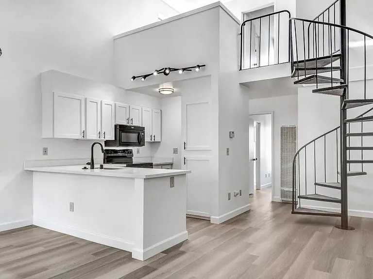 154 Courtyards E #E — Photo 2