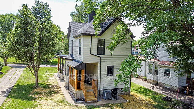 3 bed, 1.5 bath, 1420 sqft, $2,300 — Photo 2
