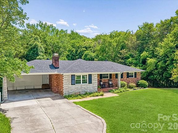 2nd image of 1135 Blueberry Ln