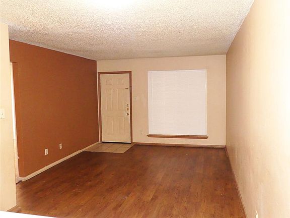 2nd image of 701 Oakwood Ln APT 6